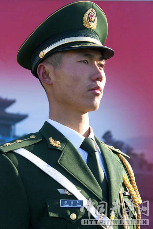 张自轩,男,从2010年起担任国旗护卫队旗手.