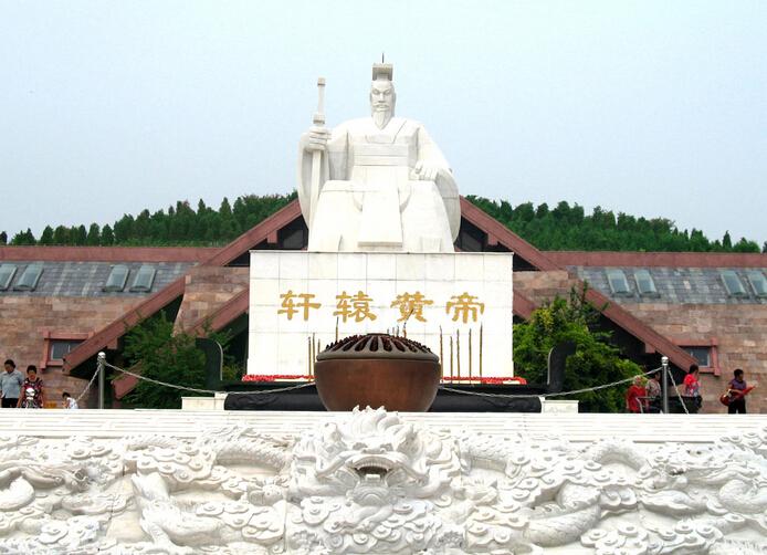 黄帝故里景区位于新郑市区轩辕路,黄帝故里祠