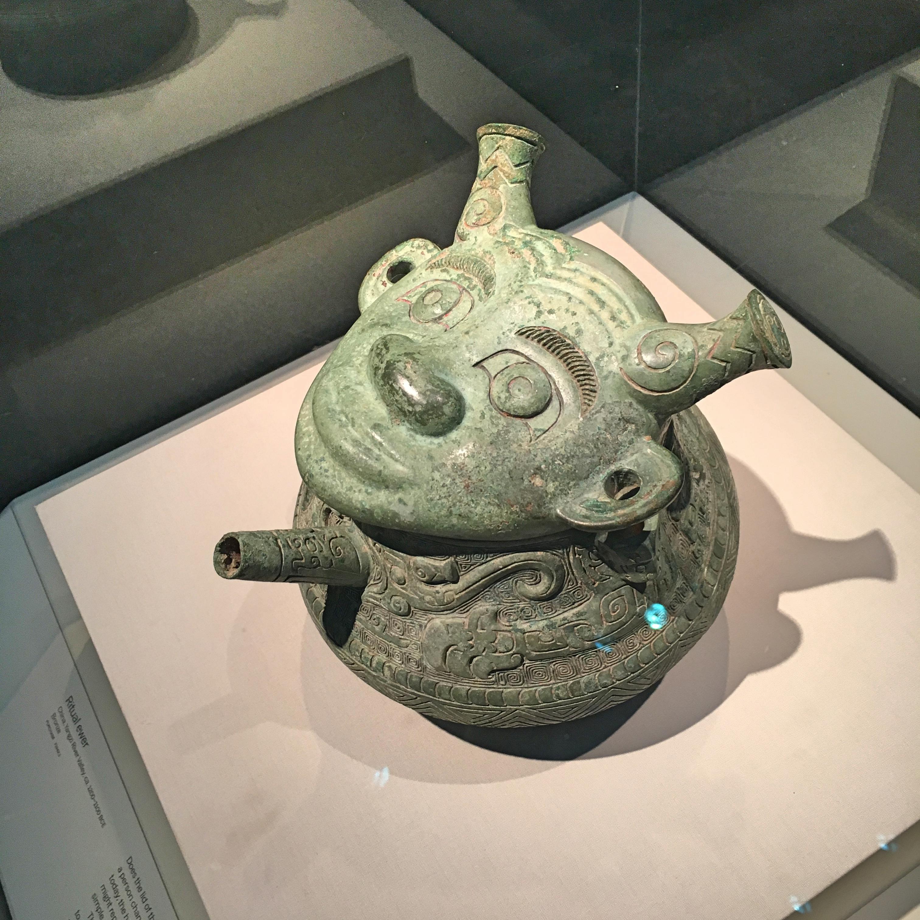 人面盉是河南安阳市殷墟出土的文物,收藏于美国费利尔美术馆.