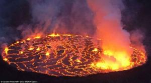 与其周围低平的盾形火山不同,尼拉贡戈火山为具有陡坡的层状火山.