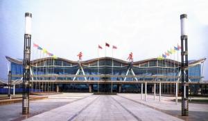 位于重庆市郊东北方向21公里渝北区两路城区,机场现为4e级民用机场,已