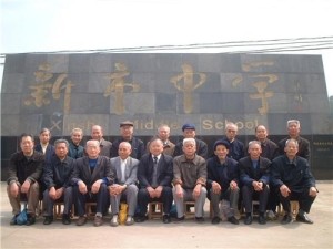 新市镇中学地处攸水河畔,攸县中段,新市镇中心,毗邻106国道.