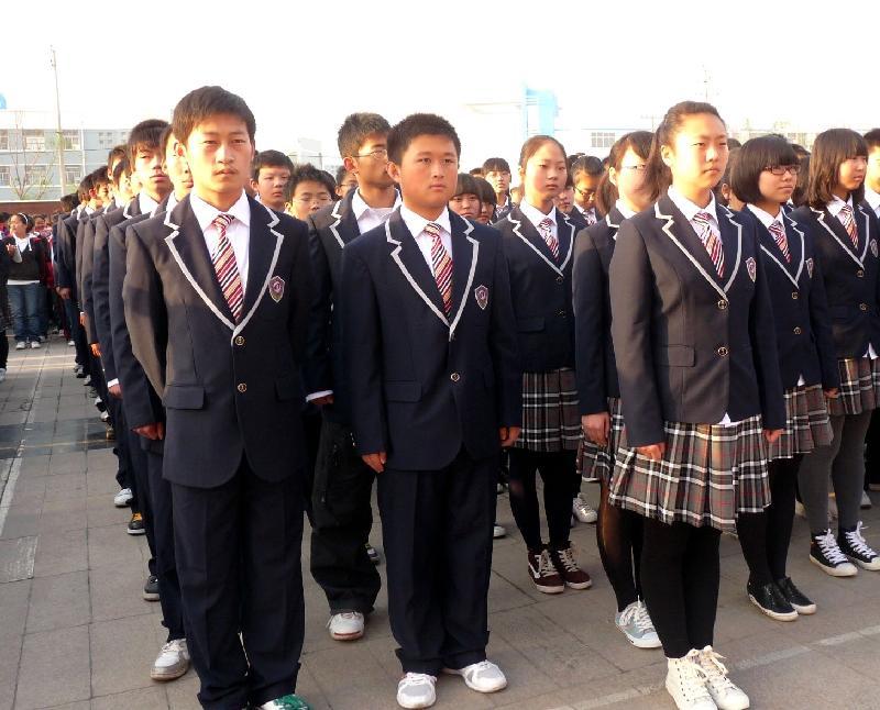 军校,旅游学校……)外,多数不要求学生穿着校服