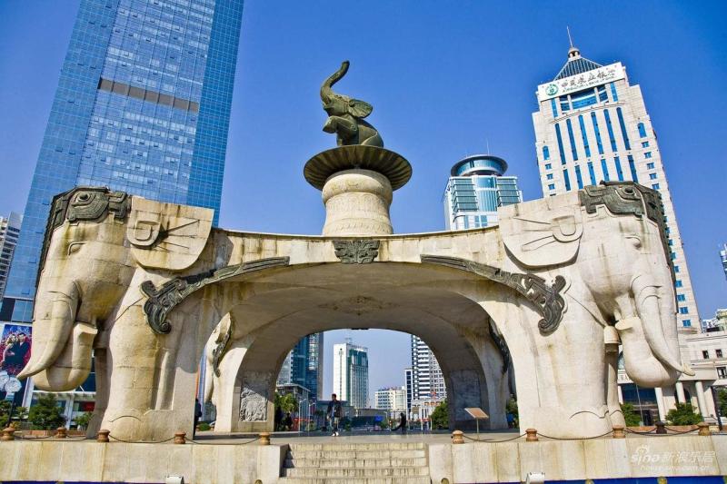 采取花岗岩与青铜为主材料雕塑而成,是南宁市的标志性城雕.