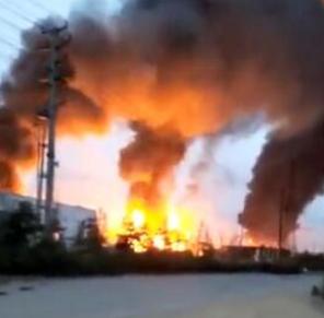 一村的临沂金誉石化有限公司装卸区一液化气罐车在装卸作业时发生爆炸