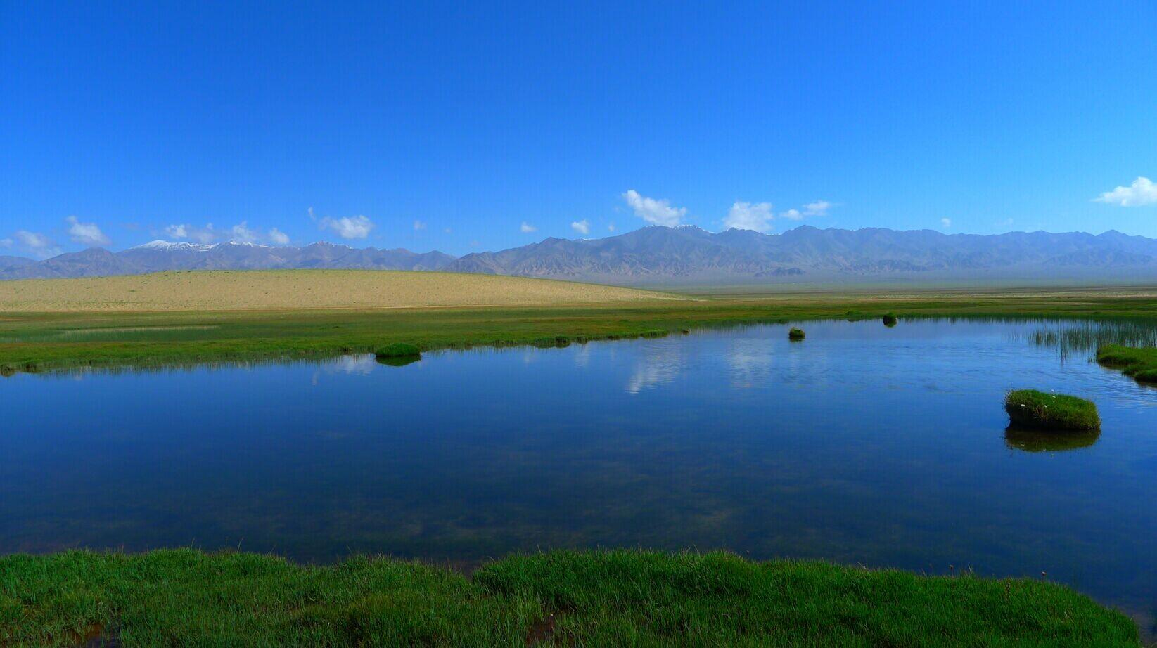 位于若羌县城西侧,发源于阿尔金山,源头有两处,一处是玉苏普阿勒克山