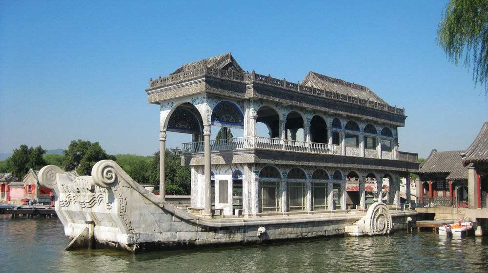 是一条大石船,寓"海清河晏"之意,是颐和园唯一带有西洋风格的建筑