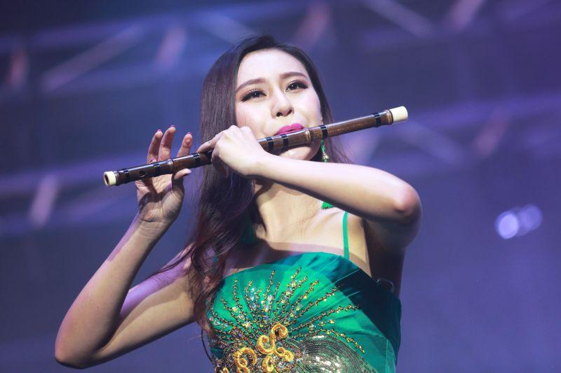 徐艳,大连人,青年笛子演奏家,首届世界华裔枫叶小姐大赛亚军,模特.