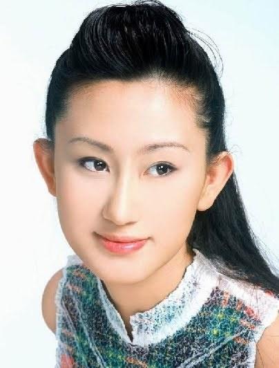 2003年,出演古装武侠剧《至尊红颜.