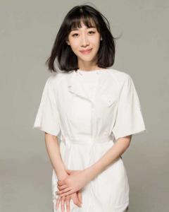 出生于山东省莱州市,毕业于中央戏剧学院导演系,中国内地女演员