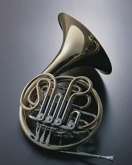 圆号虽属于铜管乐器但不但能吹出铜管嘹亮的声音还能吹出木管的柔美之