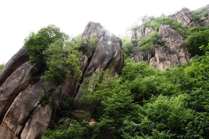 六龙山旅游景区,位于洛阳市嵩县车村镇两河口村境内,与东南石人山