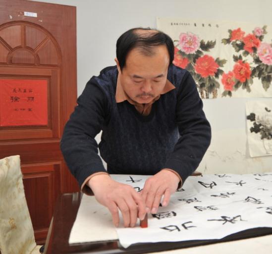 张光明师从著名书法家张炳南先生,对真,草,隶,篆均有研究,他勤于临池