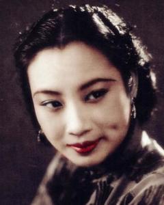 其成功地饰演了中国不同阶层的各类女性形象,成为中国电影拓荒期和成
