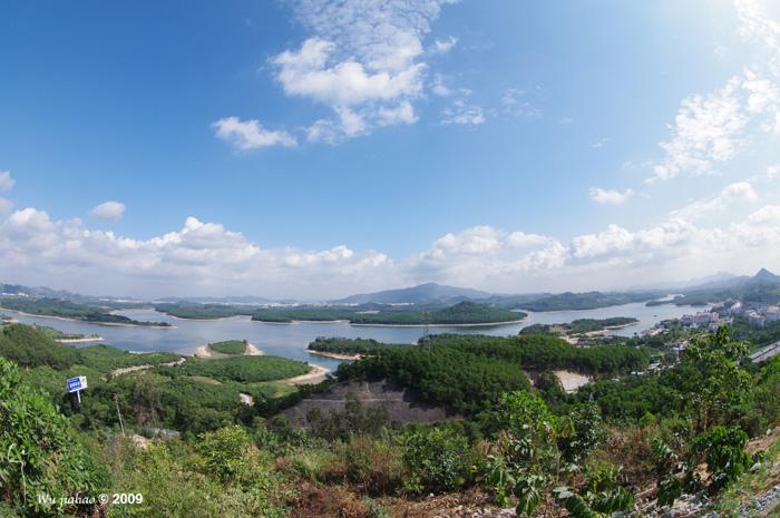 东至曦城小区,南至西乡河,西至凤凰岗社区,北至铁岗水库,总面积1