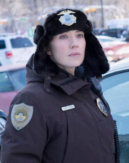 gloria burgle(凯丽·库恩 饰) 伊甸谷警局局长,一位刚刚离婚的母亲.