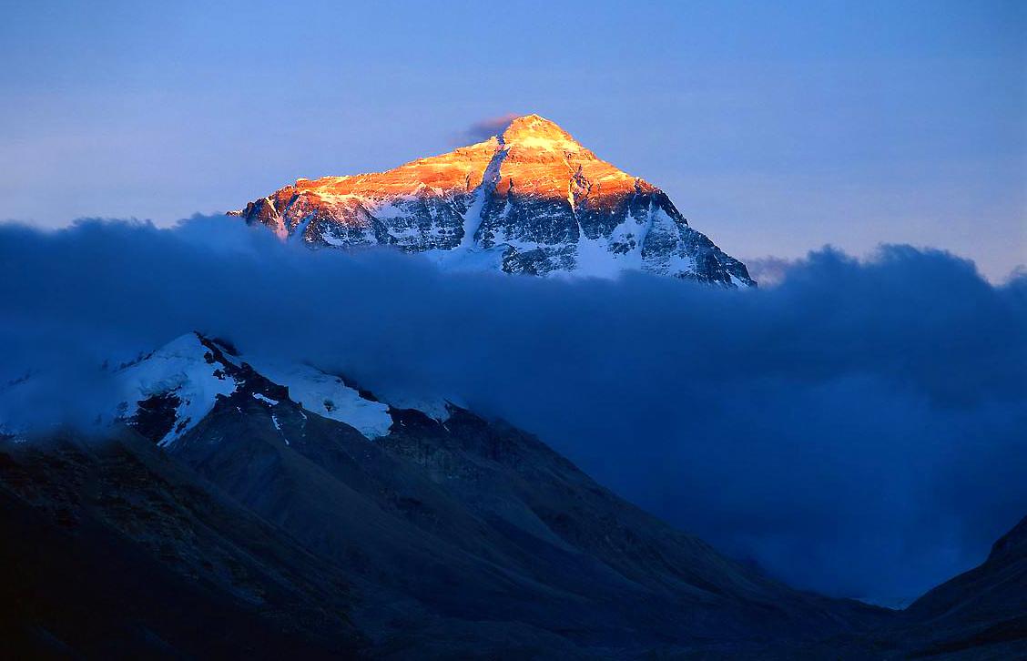 中国于1975年公布的珠峰高程数据8848.13米停止使用.
