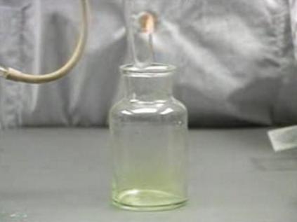 注:氯气具有强氧化性,加热下可以与所有金属反应,如金,铂在热氯气中