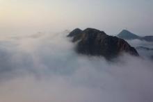 香烟缥缈冲霄汉,彩色氤氲遶碧空.雾隐楼台重迭迭,霞盘殿阁紫阴阴.