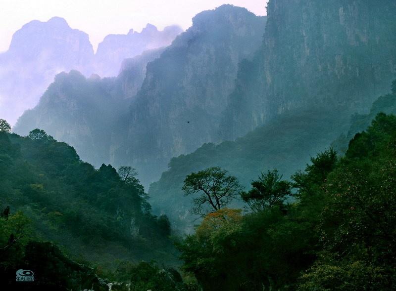 空谷传声,在山谷里叫喊一声,立刻听到回声.比喻很快就有反响.