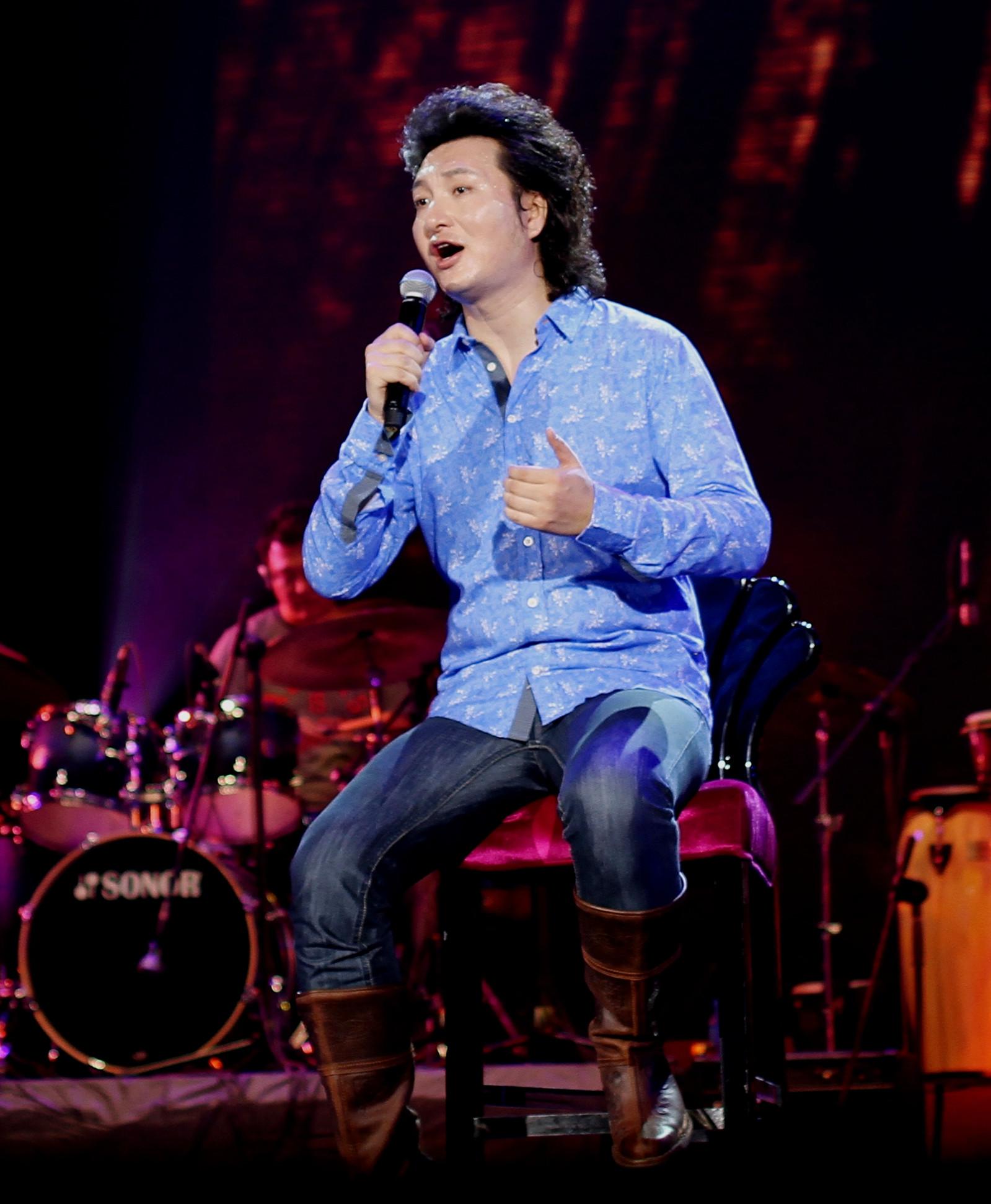 2004年,齐峰个人专辑《我和草原有个约定》被中央电视台评选为"2004