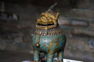 lù duān)是一种汉族神话传说中的神兽,与麒麟相似,头上一角,甪端