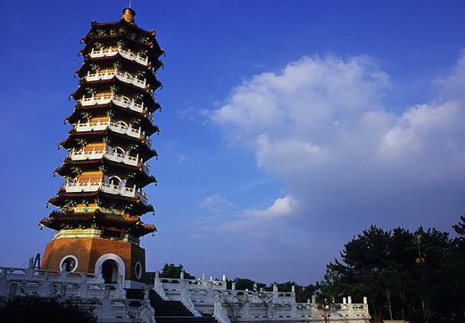 玄奘寺与慈恩塔皆同在一条中轴线上,采中国宝塔式建筑,共分九层