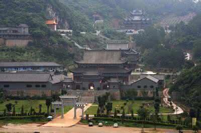 它由风景秀丽的东华山和历史悠久的东华寺构成.