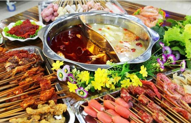 "串串香"又叫"热锅麻辣烫",是四川地区汉族传统小吃之一,草根美食最
