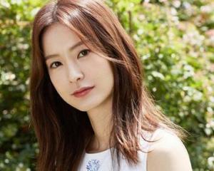 郑有美(yu-mi jeong,1983年1月18日-),出生于韩国,毕业于首尔艺术大学