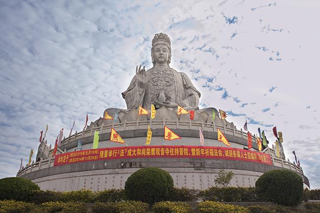 东莞观音寺位于东莞市大岭山森林公园石洞景区中心.