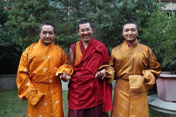 活佛,汉语中的藏传佛教术语,为藏传佛教地区转世修行者的称谓.