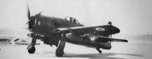 法军的 F8F-1D 挂载炸弹从前线简易机场起飞