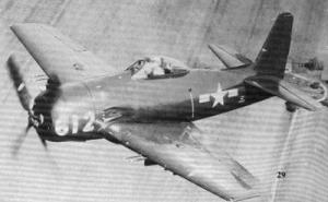 试飞中的 F8F-2，垂尾成为显著的识别特征