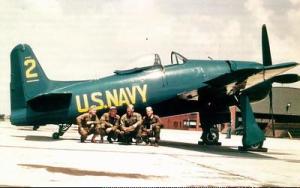 蓝天使队员在格鲁曼工厂接收崭新的 F8F-1