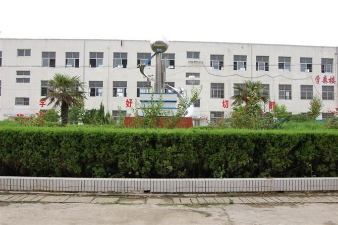泗洪曹庙中学是一所乡镇初级中学,位于泗洪县曹庙乡,曹庙大街上.