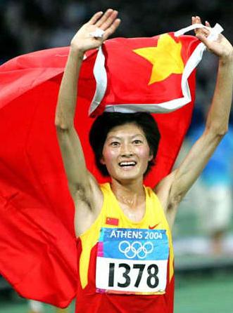 王军霞以30分49秒30的成绩获女子10000米金牌,并创造了世界锦标赛纪录
