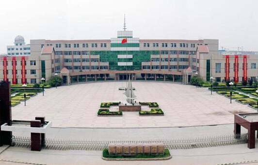 东营市胜利第六十二中学(原胜利油田第六十二中学),位于山东省东营市