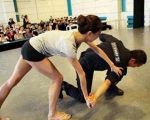 哪位美女要练防身术踢裆的加我企鹅10487给你做陪练11835