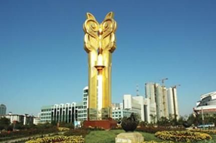 沈阳标志性建筑太阳鸟,为先人雕刻,现矗立在沈阳市政府广场上.