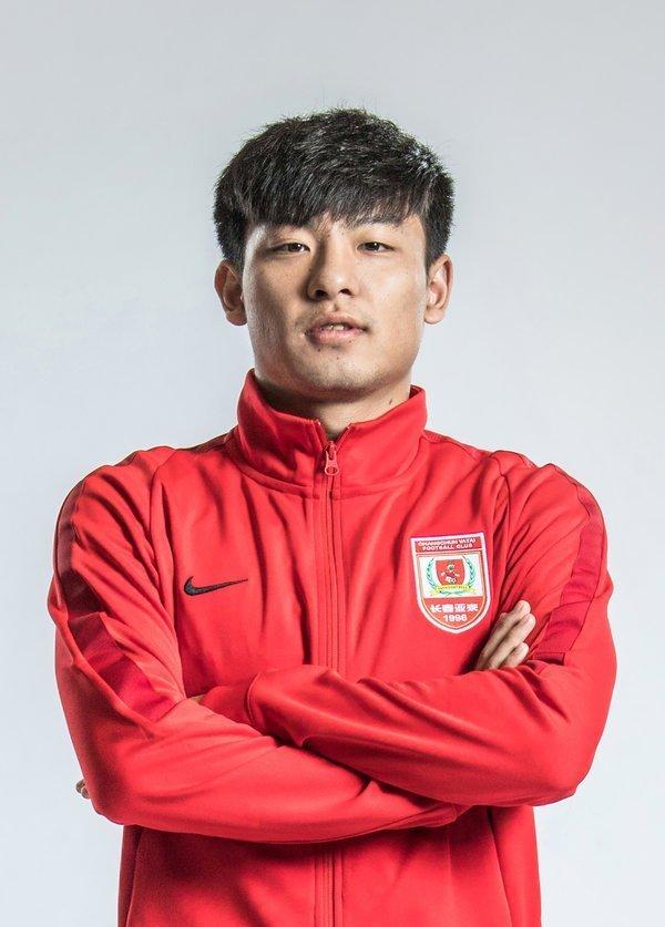 何超是中国职业足球运动员,场上位置是前卫.