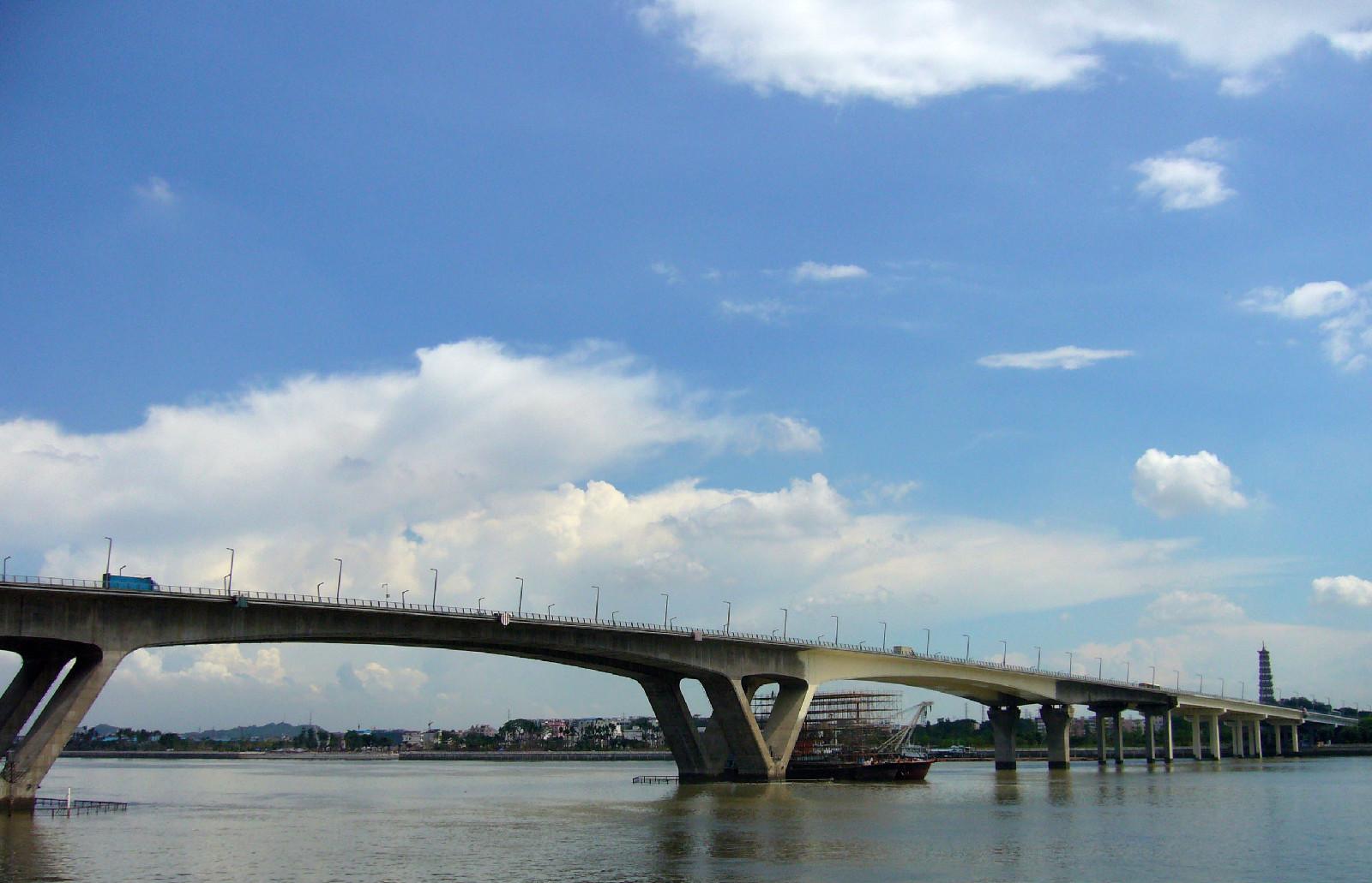 琶洲大桥是中国至天河区的一座跨越珠江桥梁,属于广州国际会议展览