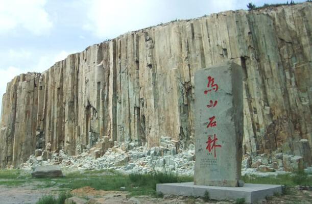 马山石林位于山东省即墨市城西约7公里的马山,山之西南部因岩浆冷凝