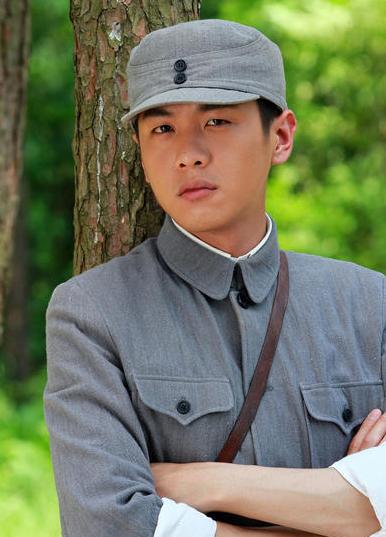 历史版本   由张若昀,,,等实力派演员联袂主演的抗战大剧《雪豹坚强