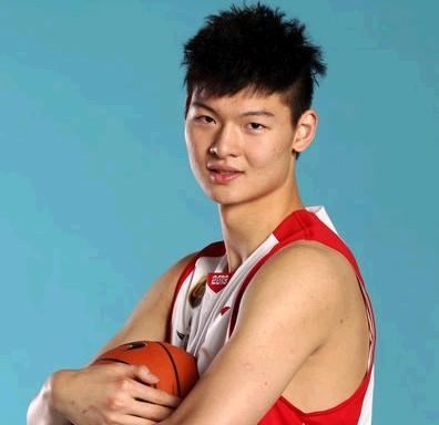 王哲林在16岁时身高已达2米11,创造福建男篮历史之最.