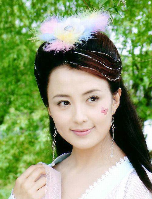 徐盈盈,女,由杨童舒在《至尊红颜》电视剧里扮演.
