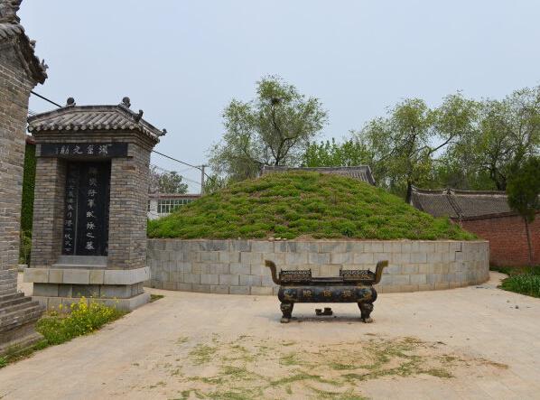 樊哙墓,位于舞阳县马村乡郭庄村,周长30米,墓高1.