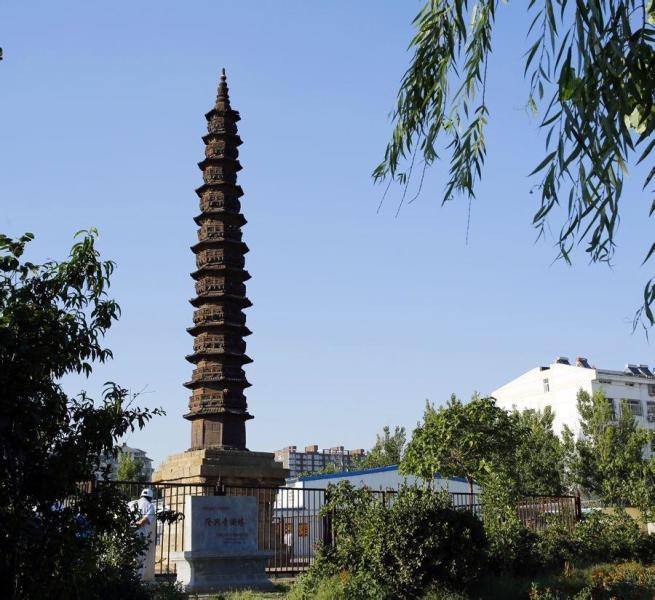 隆兴寺铁塔位于聊城市城区运河西岸,原护国隆兴寺内,现为全国重点文物