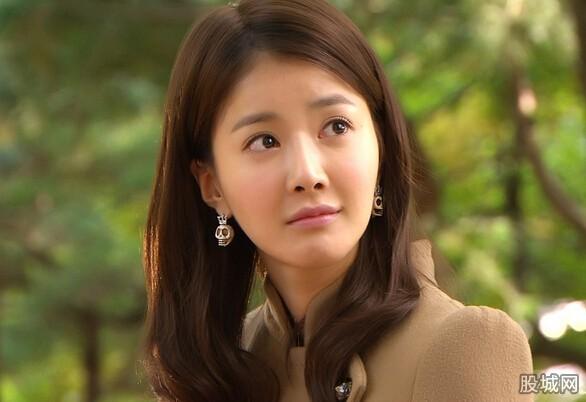 据台湾媒体报道,韩国女星李诗英近日被曝出有不雅影片流传,虽然当事人