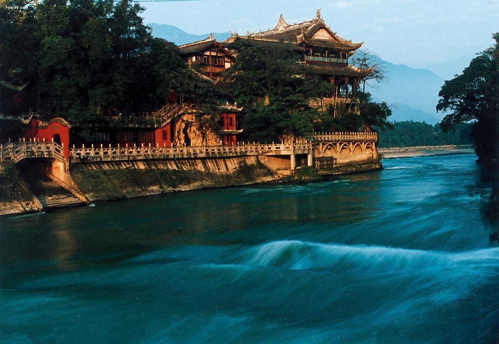 "古堰流碧",居"成都十景"之首,形容的是都江堰的秀美景色.